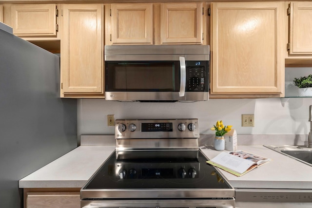 1272 Villa Oaks Ct, Columbus, OH 43230 - kitchen with appliances with stainless steel finishes, light countertops, and light brown cabinets