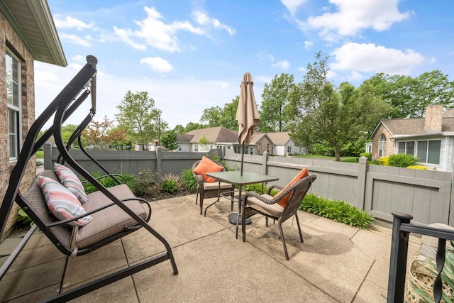 1272 Villa Oaks Ct, Columbus, OH 43230 - view of patio with outdoor dining space, a fenced backyard, and a residential view