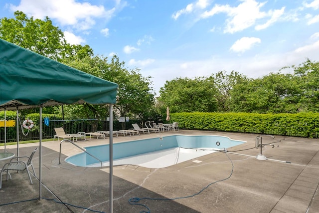 1272 Villa Oaks Ct, Columbus, OH 43230 - community pool with fence and a patio area