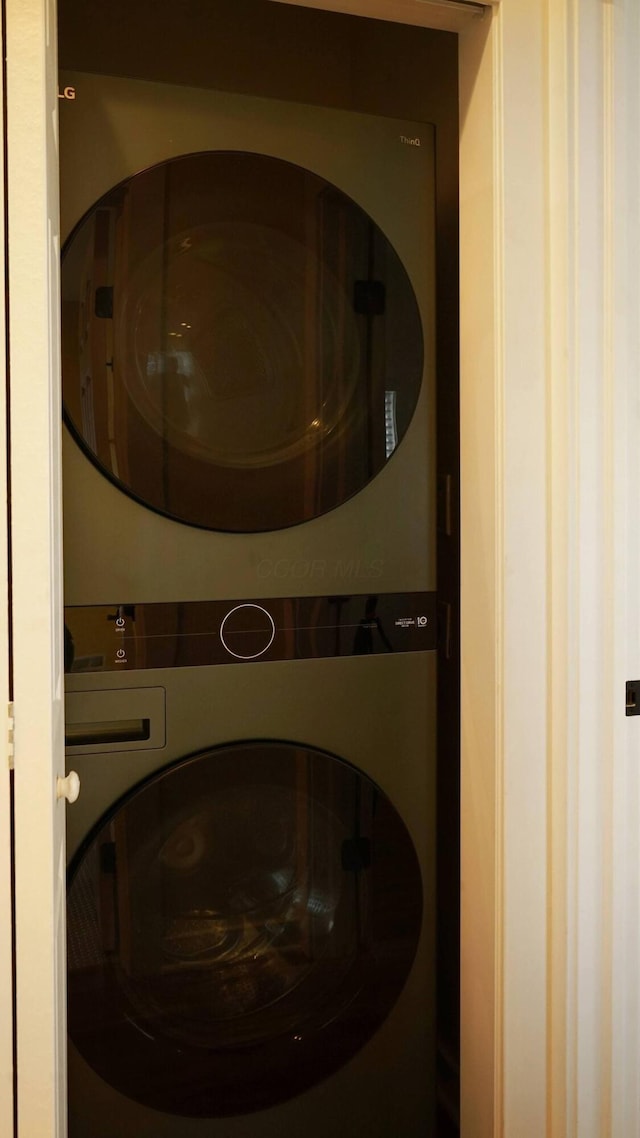 236 E 4th Ave, Columbus, OH 43201 - laundry area featuring stacked washer / drying machine