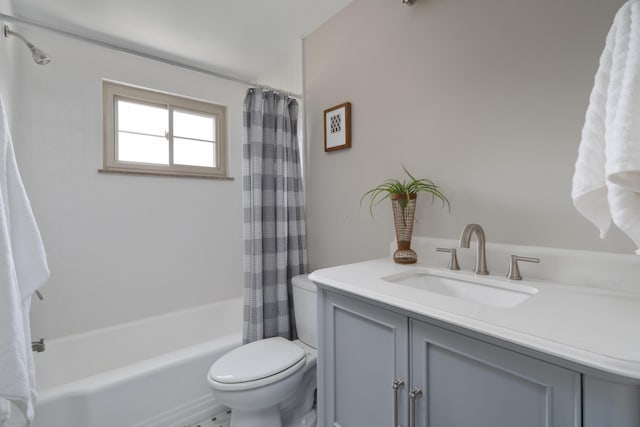 1809 NW Ct Unit E, Columbus, OH 43212 - bathroom featuring shower / bathtub combination with curtain and vanity