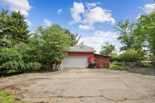 5 Baltimore Somerset Rd NE, Baltimore, OH 43105 - garage with driveway