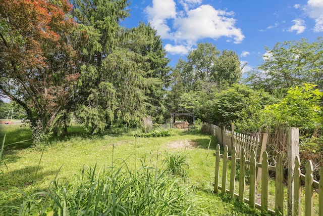 5 Baltimore Somerset Rd NE, Baltimore, OH 43105 - view of yard featuring a gazebo