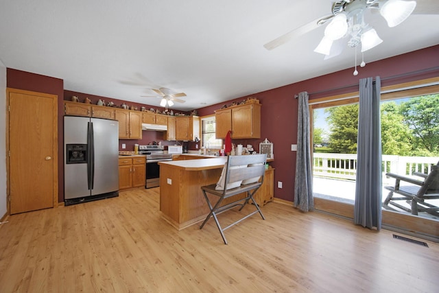 134 Hasbrouck Cir, Howard, OH 43028 - kitchen with appliances with stainless steel finishes, ceiling fan, under cabinet range hood, a peninsula, and light wood-type flooring