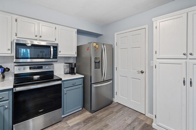 460 Lytton Way, Columbus, OH 43230 - kitchen with stainless steel appliances, decorative backsplash, light wood-style floors, light countertops, and a textured ceiling