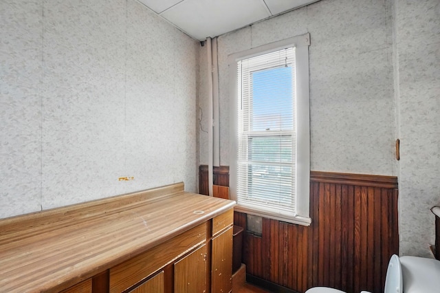 699 S Front St, Columbus, OH 43206 - bathroom featuring plenty of natural light and wallpapered walls