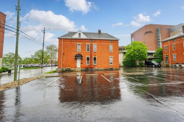 696 Bank St, Columbus, OH 43206 - view of sport court featuring plenty of natural light