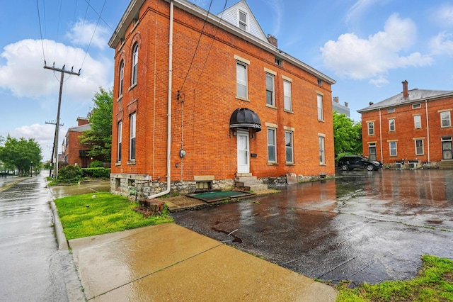 696 Bank St, Columbus, OH 43206 - view of building exterior featuring entry steps