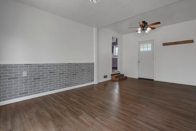 foyer entrance with dark wood-style floors, ceiling fan, and baseboards