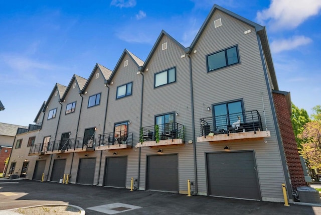 1106 Oak St Unit 12, Columbus, OH 43205 - back of house with central AC and a balcony