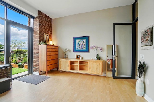 300 W Spring St Unit 515, Columbus, OH 43215 - sitting room with light wood-type flooring