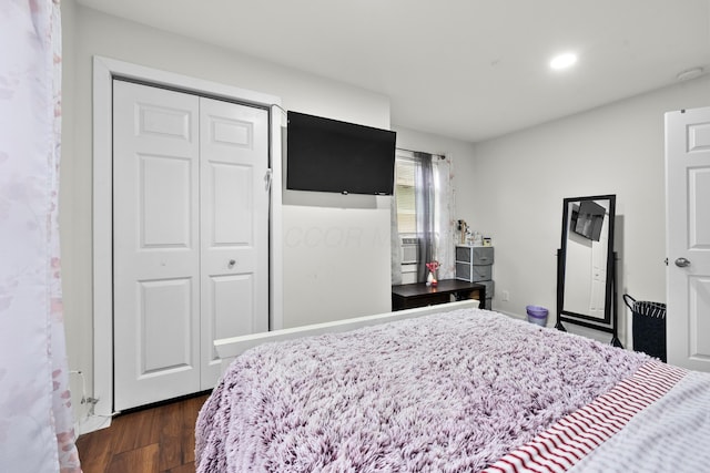 bedroom featuring dark wood-style flooring, a closet, and recessed lighting