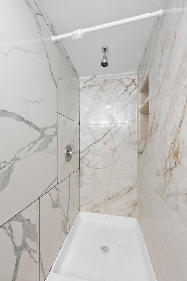 full bathroom featuring a tile shower