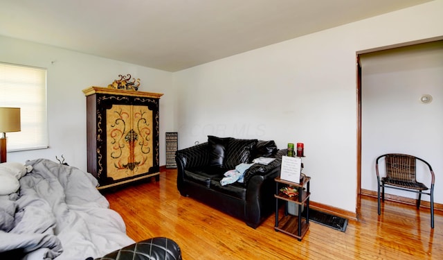 1934 Stratford Way, Columbus, OH 43219 - living area featuring light wood-style flooring