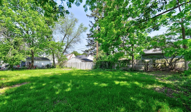 1934 Stratford Way, Columbus, OH 43219 - view of yard featuring fence
