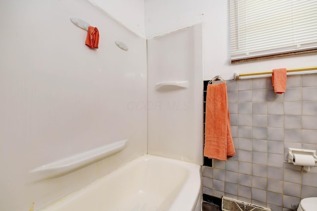 1934 Stratford Way, Columbus, OH 43219 - bathroom with tile walls