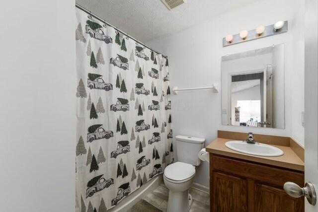 full bath with toilet, a shower with shower curtain, vanity, and a textured ceiling