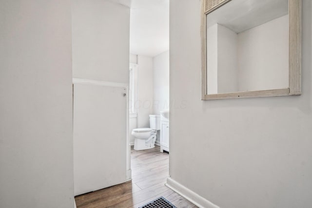 1066 Kelton Ave, Columbus, OH 43206 - hall featuring wood finished floors