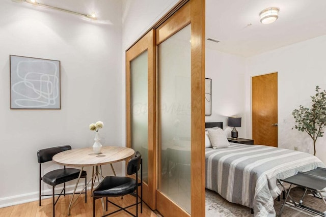 106 N High St Unit 504, Columbus, OH 43215 - bedroom featuring light wood-style floors and baseboards