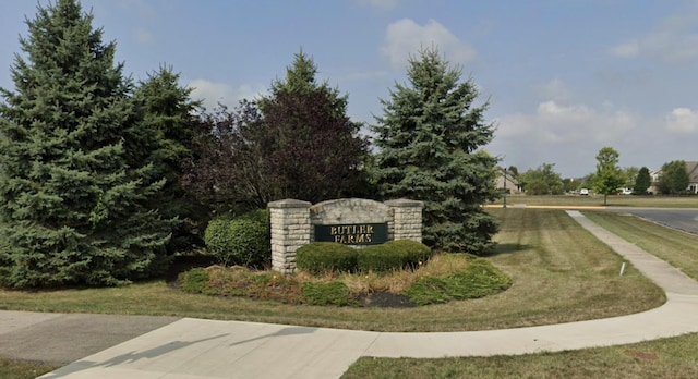 community / neighborhood sign with a yard