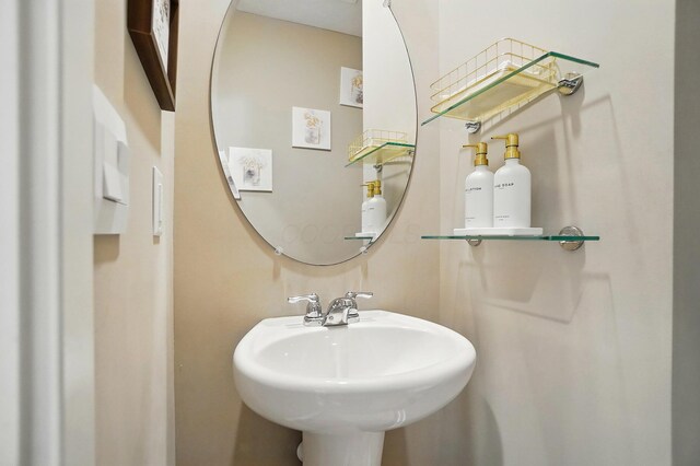 4410 Holstein Dr, Columbus, OH 43207 - bathroom featuring a sink