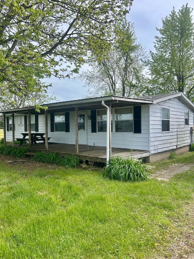 3617 Waugh Rd, Frankfort, OH 45628 - view of front of home featuring covered porch and a front lawn