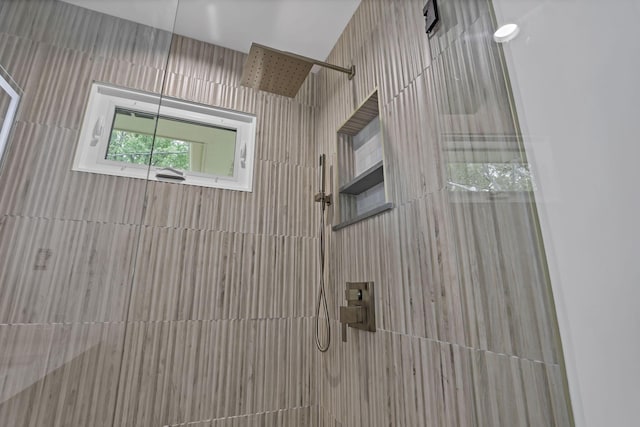 2095 Mccoy Rd, Upper Arlington, OH 43220 - full bathroom with a tile shower