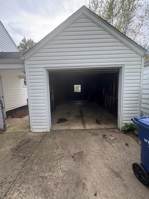 985 S Yearling Rd, Columbus, OH 43227 - garage with driveway
