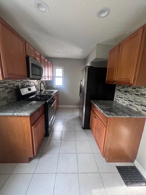 985 S Yearling Rd, Columbus, OH 43227 - kitchen featuring appliances with stainless steel finishes, baseboards, backsplash, and recessed lighting