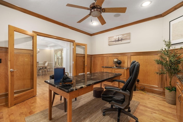 504 W Orange Rd, Delaware, OH 43015 - home office featuring a wainscoted wall, light wood-style flooring, a ceiling fan, ornamental molding, and arched walkways