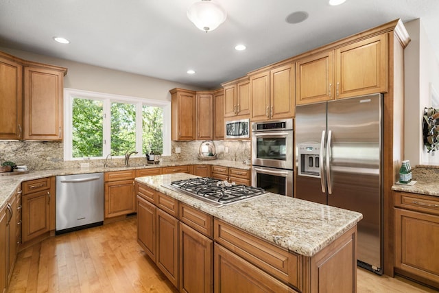 504 W Orange Rd, Delaware, OH 43015 - kitchen with appliances with stainless steel finishes, backsplash, light wood finished floors, a sink, and recessed lighting