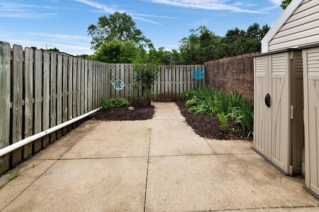 144 W Ticonderoga Dr Unit H, Westerville, OH 43081 - fenced backyard featuring a patio