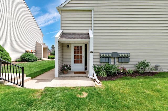 144 W Ticonderoga Dr Unit H, Westerville, OH 43081 - entrance to property featuring a lawn and a shingled roof