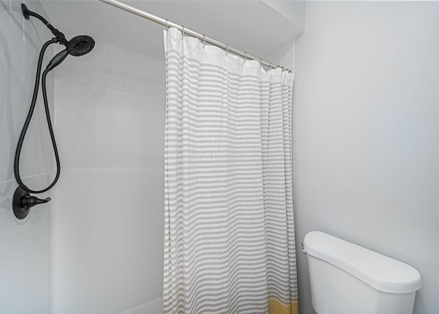 full bathroom featuring curtained shower and toilet