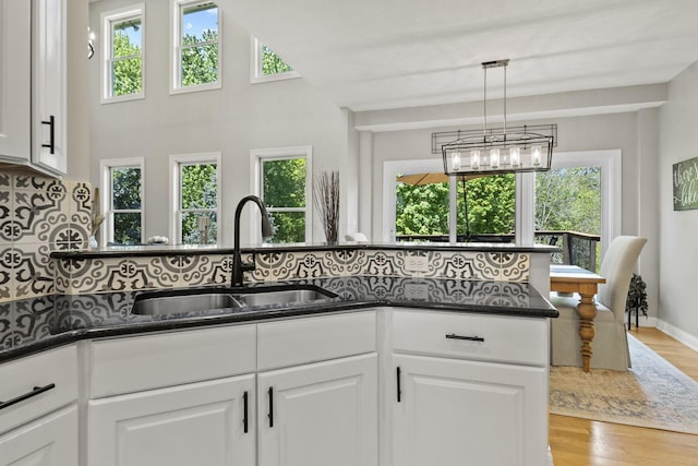 2557 Coltsbridge Dr, Lewis Center, OH 43035 - kitchen with a sink, backsplash, a chandelier, and light wood-type flooring