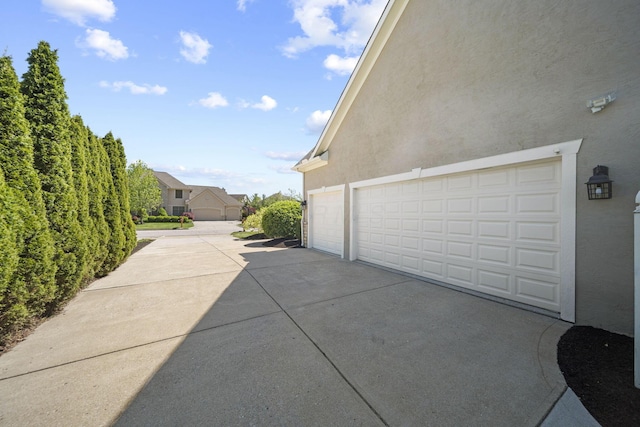 2557 Coltsbridge Dr, Lewis Center, OH 43035 - garage with driveway