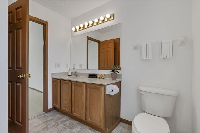 3625 Parker Knoll Ln, Columbus, OH 43219 - bathroom featuring toilet, vanity, baseboards, and a textured ceiling