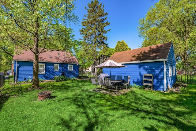 263 E Beaumont Rd, Columbus, OH 43214 - view of yard featuring an outdoor fire pit