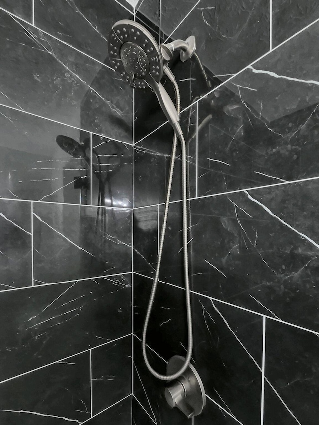 4838 Calvin Dr, Columbus, OH 43227 - detailed view of tiled shower