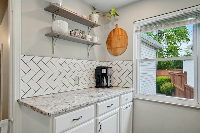 bar area featuring tasteful backsplash