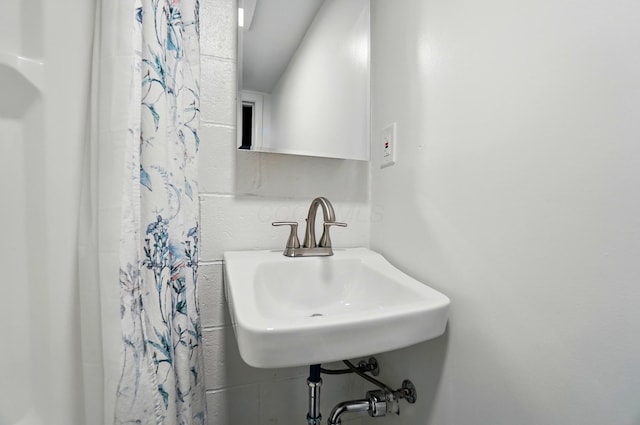 full bath featuring a sink and a shower with curtain
