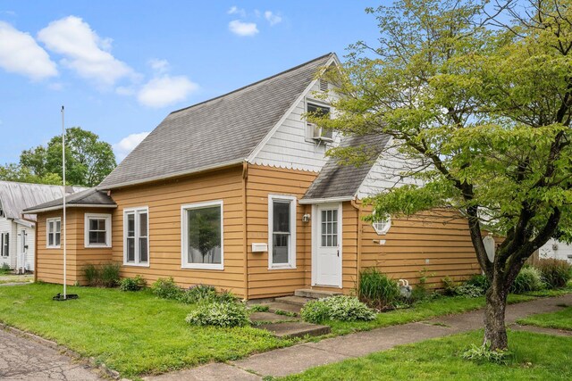 616 E Chestnut St, Mount Vernon, OH 43050 - view of front of home featuring roof with shingles and a front yard