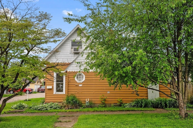616 E Chestnut St, Mount Vernon, OH 43050 - view of side of home with a lawn