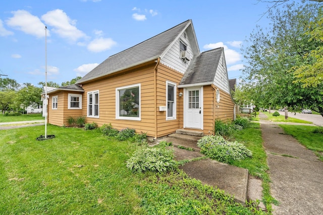 616 E Chestnut St, Mount Vernon, OH 43050 - view of front facade featuring a front lawn and roof with shingles