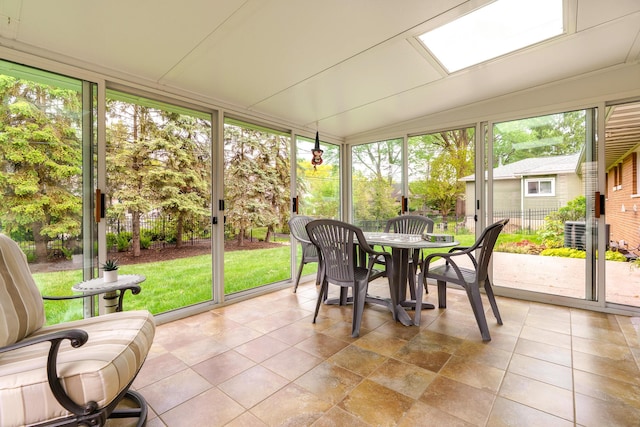 316 Charleston Ave, Columbus, OH 43214 - sunroom with outdoor dining area