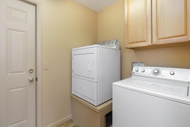 316 Charleston Ave, Columbus, OH 43214 - laundry area with separate washer and dryer, cabinet space, and baseboards