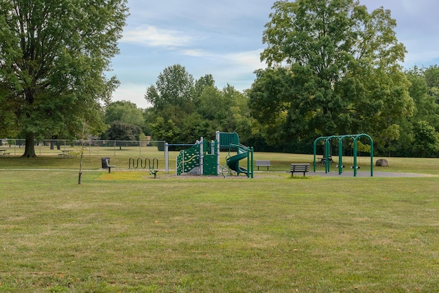 316 Charleston Ave, Columbus, OH 43214 - communal playground featuring a yard