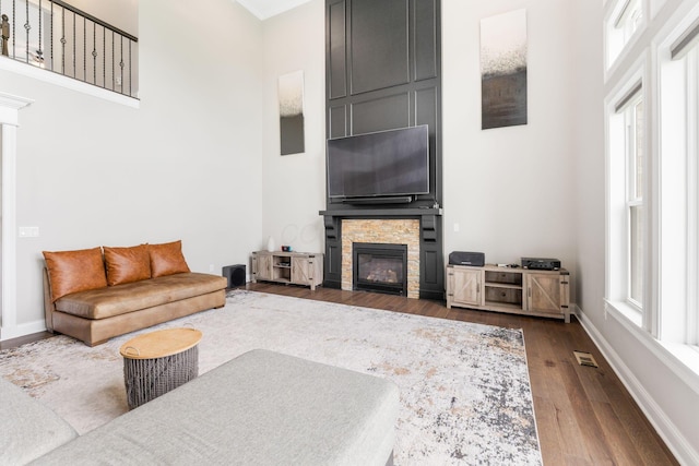 6540 Marshview Dr, Hilliard, OH 43026 - living room featuring dark wood-style floors, plenty of natural light, baseboards, and a high ceiling