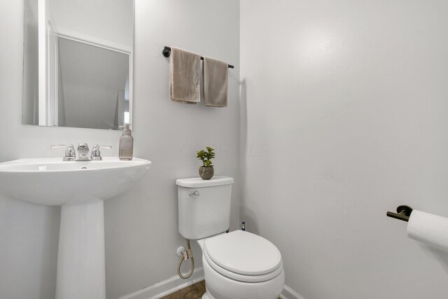 389 Laurel Creek St, Pickerington, OH 43147 - bathroom featuring baseboards, toilet, and a sink