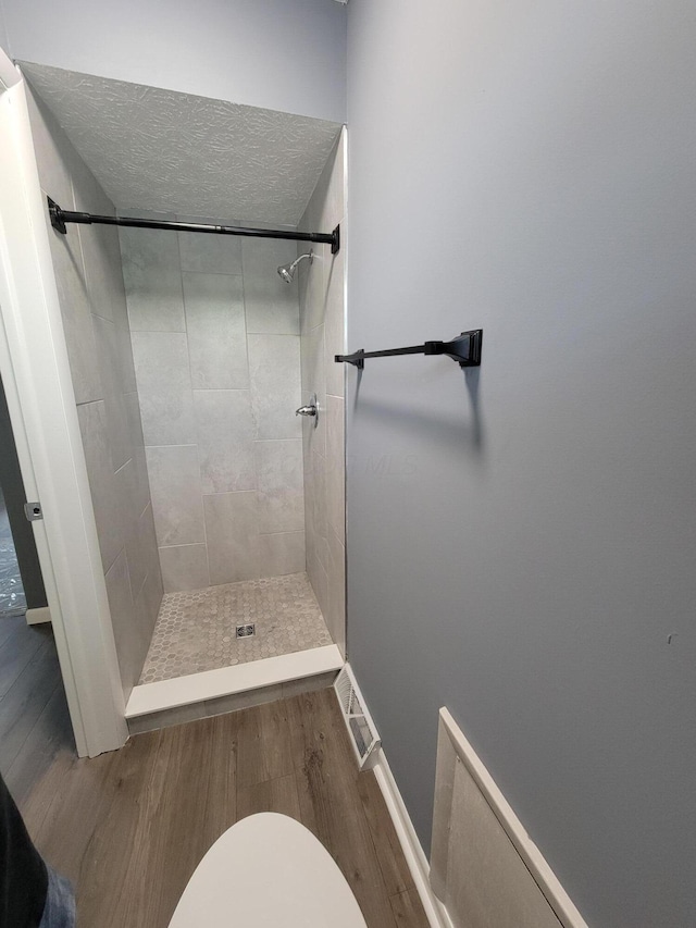 1989 Torchwood Dr, Columbus, OH 43229 - full bath featuring wood finished floors, tiled shower, baseboards, and toilet